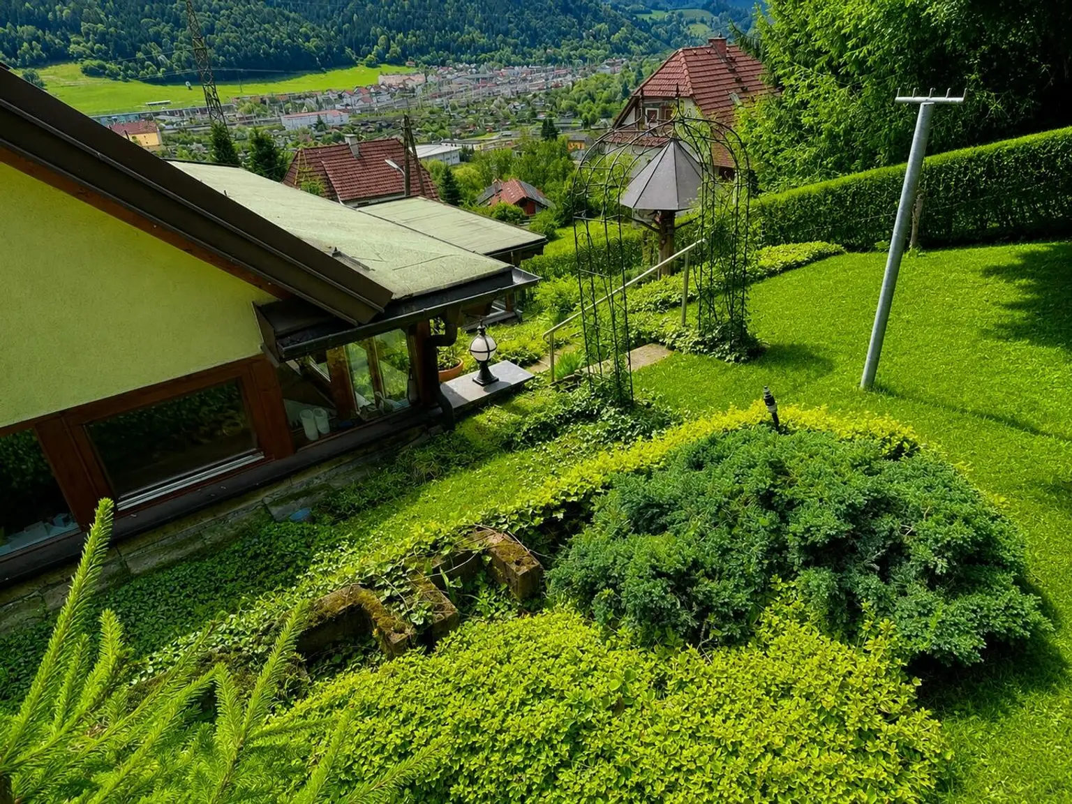 Garten mit Aussicht aufs Tal