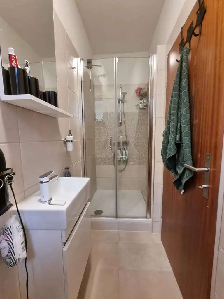 LIEBEVOLLER BUNGALOW MIT GEPFLEGTEM GARTEN IN TRAUMHAFTER RUHELAGE