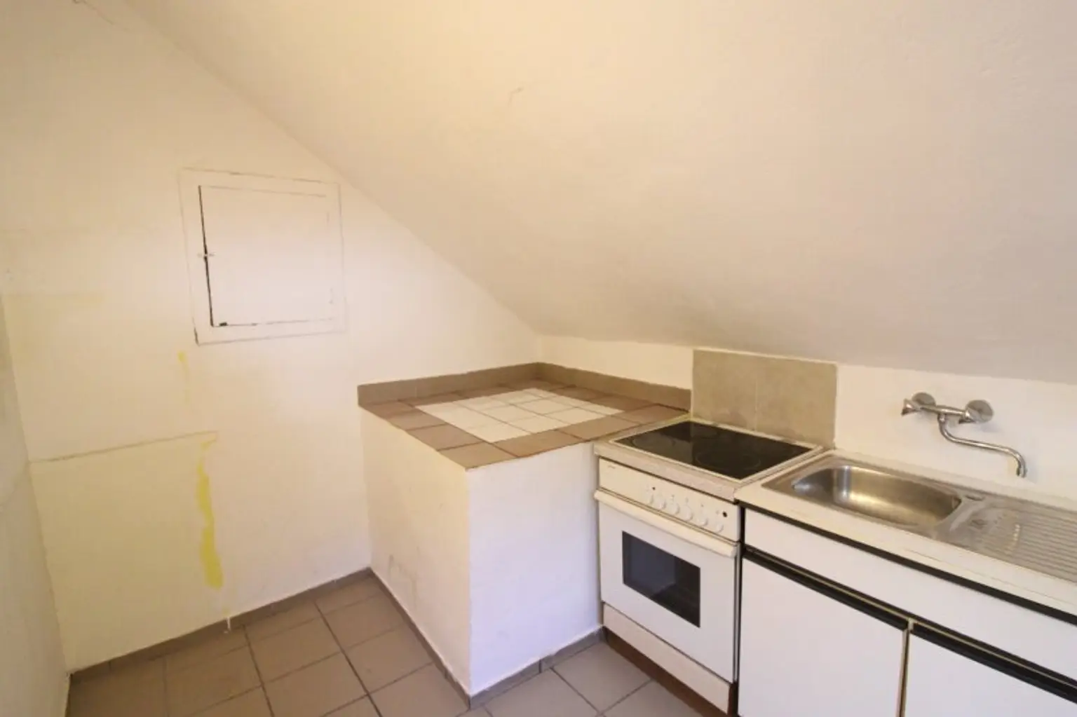 WAIDMANNSDORF  -  Sanierungsbedürftiges Haus in Aussichtslage!