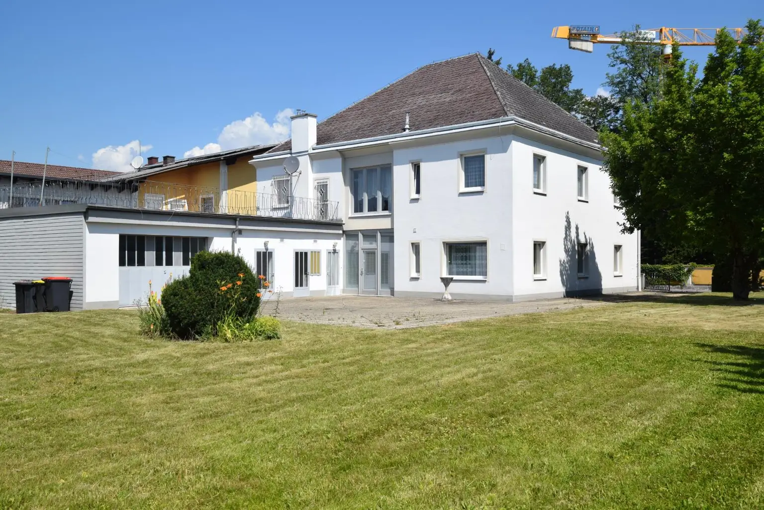 Blick vom Garten zum Haus
