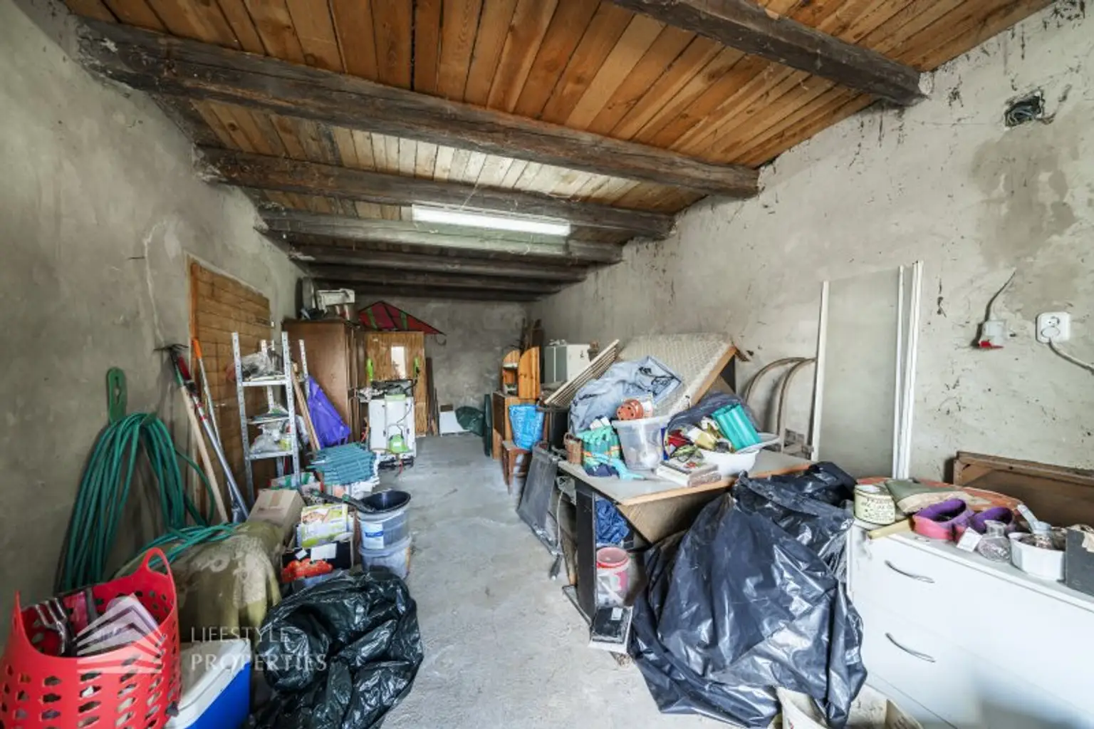Geräumiges renovierungsbedürftiges Einfamilienhaus mit großen Garten
