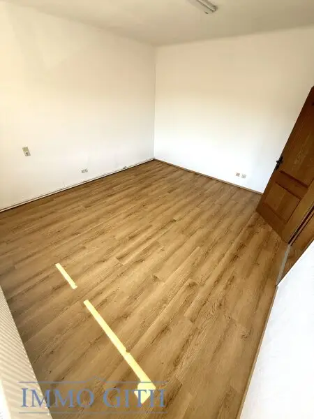 RUHIGE 74 m² 3-ZIMMER-WOHNUNG IM OBERGESCHOSS EINES ZWEIFAMILIENHAUSES MIT GARTENFLÄCHE, ABSTELLRAUM & PARKPLATZ ZU MIETEN!