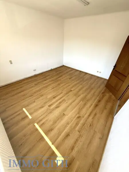RUHIGE 74 m² 3-ZIMMER-WOHNUNG IM OBERGESCHOSS EINES ZWEIFAMILIENHAUSES MIT GARTENFLÄCHE, ABSTELLRAUM & PARKPLATZ ZU MIETEN!
