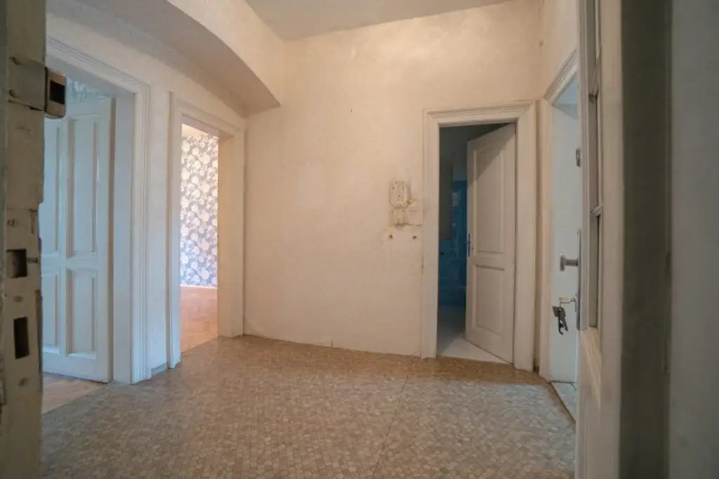 Sanierungsbedürftige 2-Zimmer-Wohnung in Saggen mit Entwicklungspotenzial