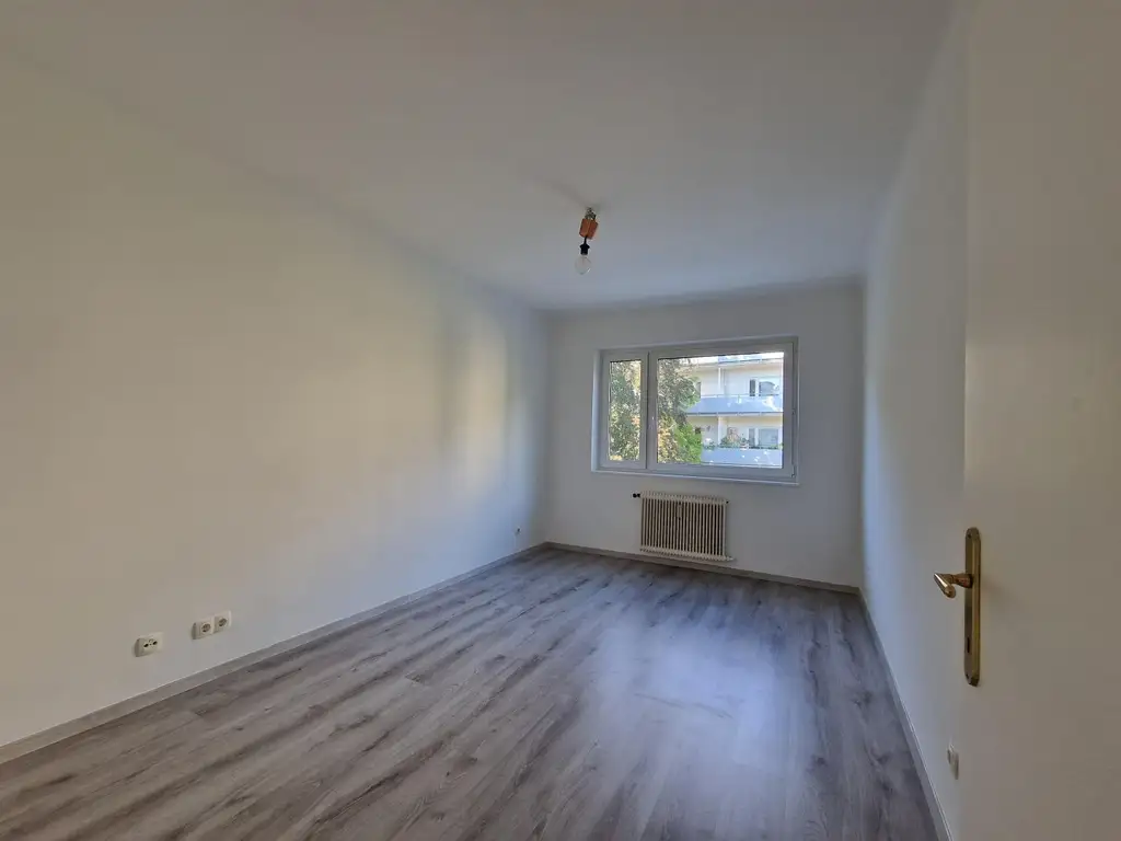 "Helle renovierte 4-Zimmerwohnung mit Balkon nahe dem Türkenschanzpark - WG-tauglich"