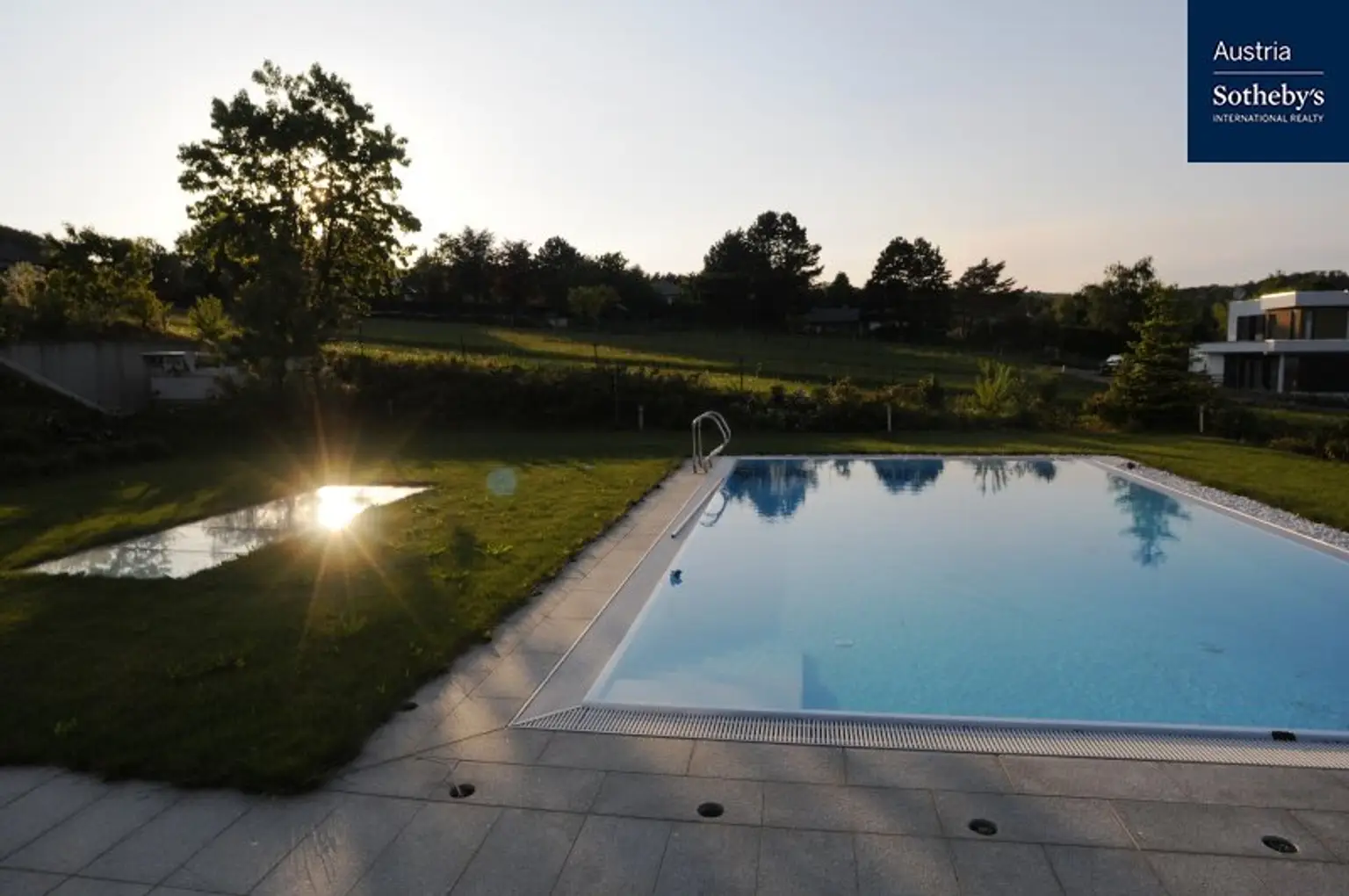 MODERNE LUXUSVILLA MIT TRAUMHAFTEM AUSBLICK AUF WIEN, NUR 20 MIN IN DIE WIENER CITY