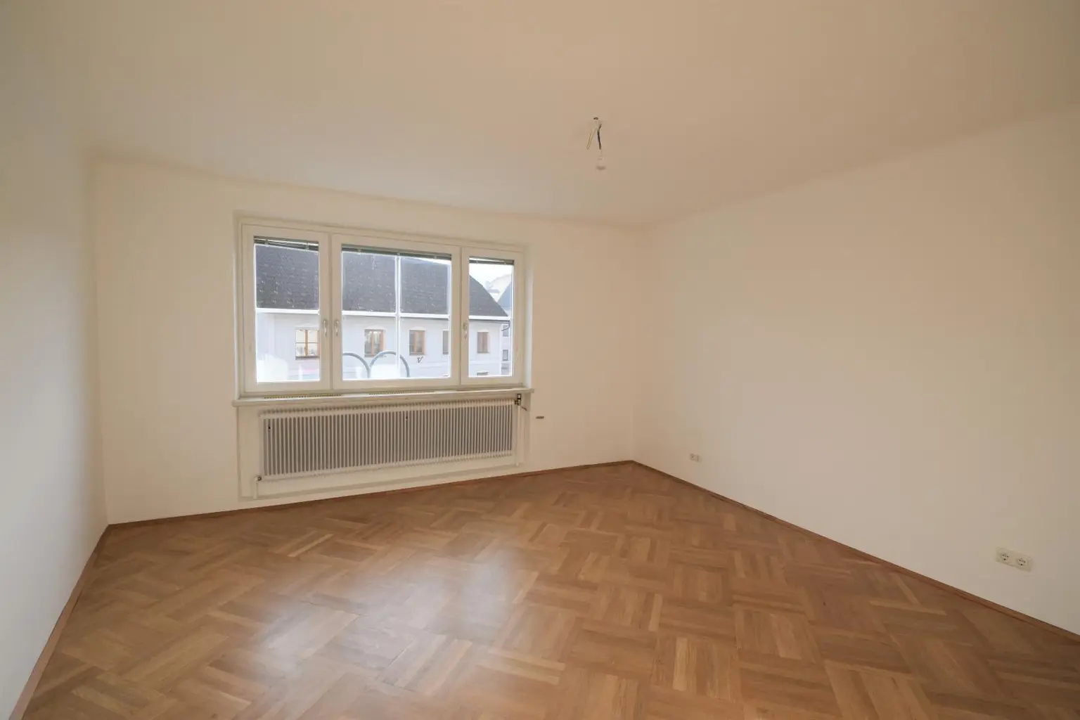 Renovierte und geräumige 3-Zimmer Wohnung mit Terrasse
