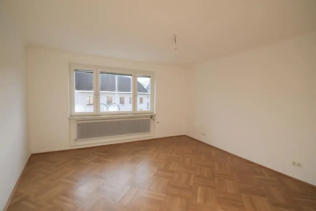 Renovierte und geräumige 3-Zimmer Wohnung mit Terrasse
