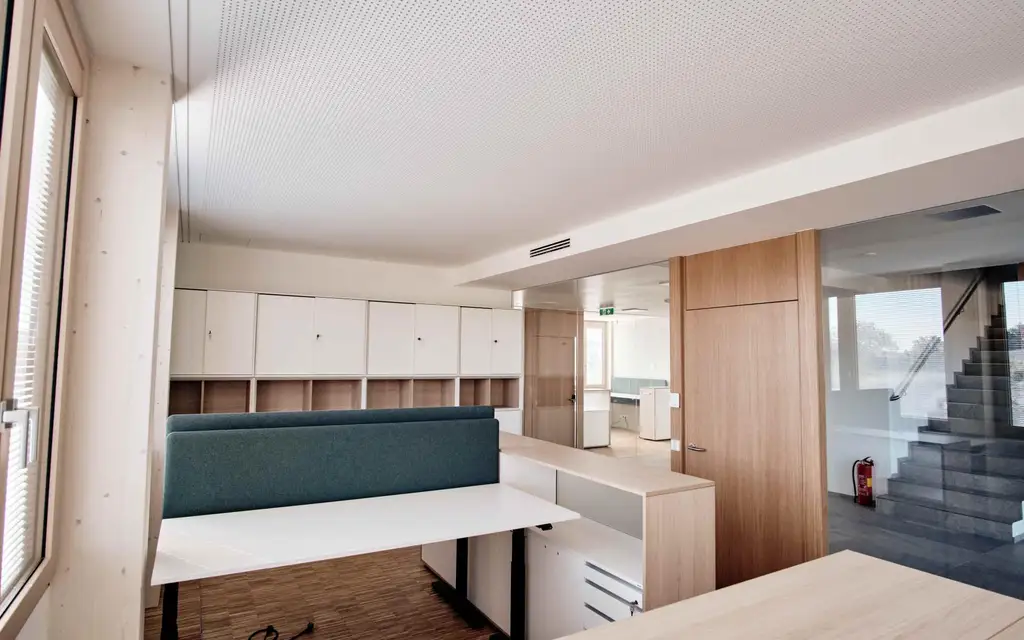 HI TECH BETRIEBSGEBÄUDE