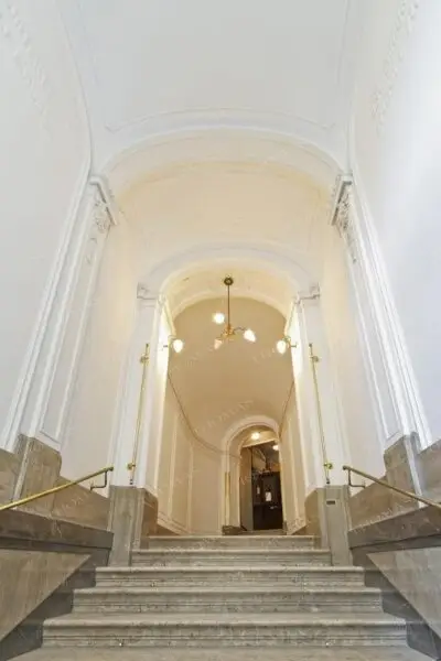 Exklusiv möbliertes DG Apartment mit Terrasse