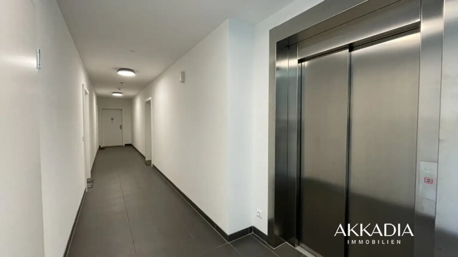 Moderne Dachgeschosswohnung, klimatisiert und gut geschnitten