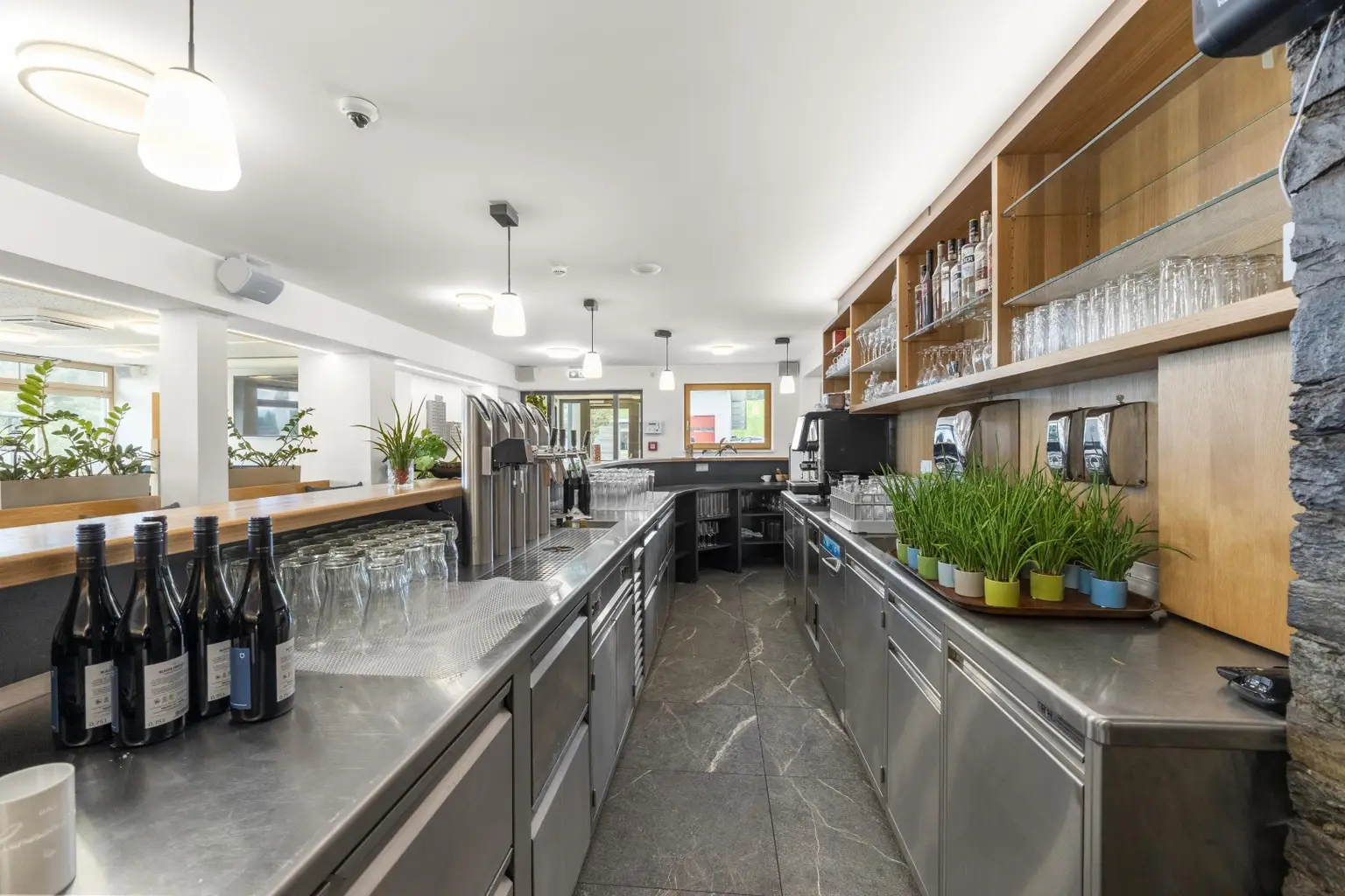 DAS HUNNENBRUNN - hochinteressantes Restaurant und 2 großzügige Wohnungen