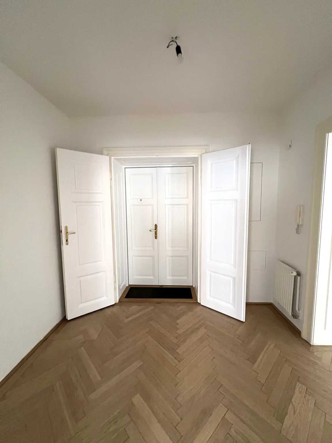 UNBEFRISTET: Ruhige, charmante Altbauwohnung im Herzen Wiens / Charming apartment in an old-style building in the heart of Vienna