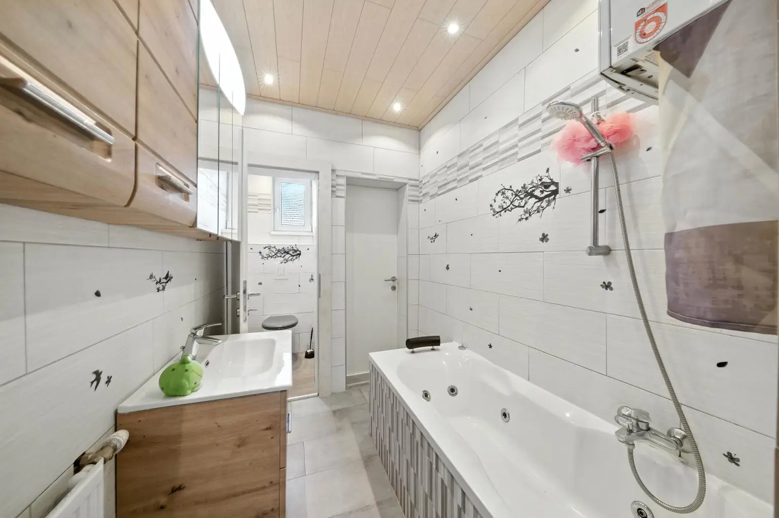 Modernisiertes Einfamilienhaus mit großzügigem Grundstück und Ausbaupotenzial