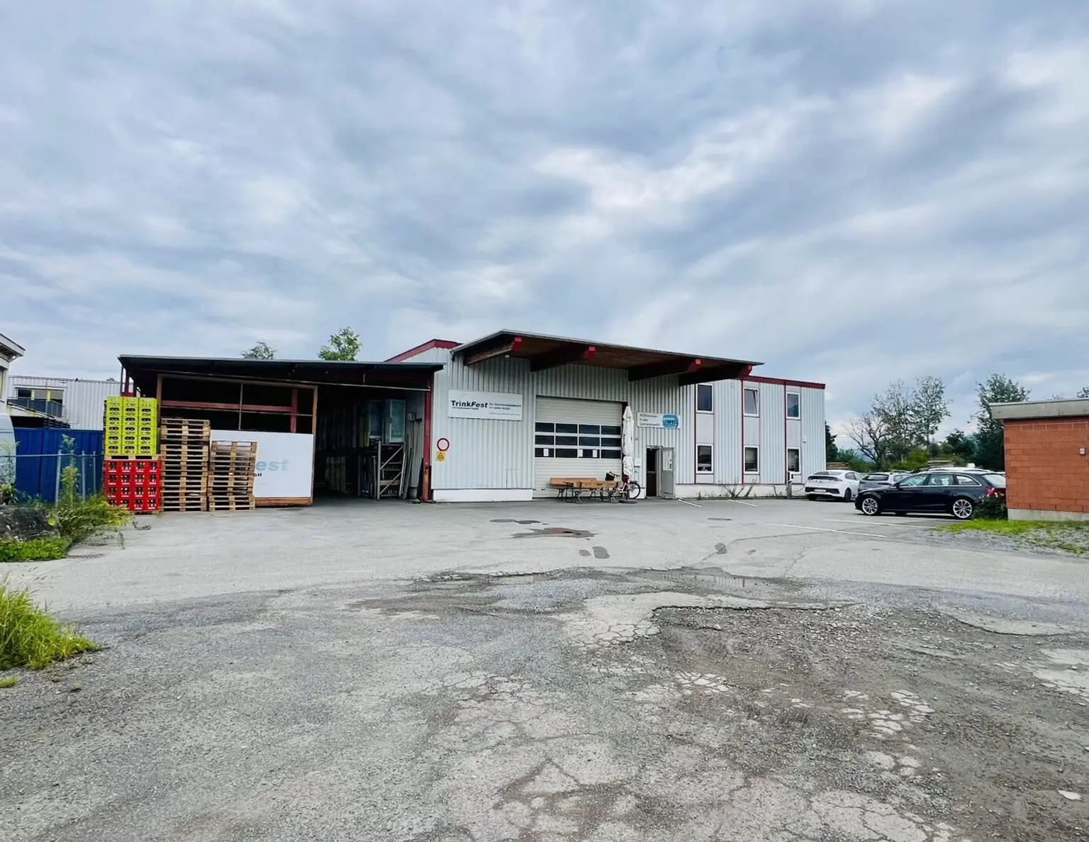 Attraktive Gewerbeimmobilie im Betriebsgebiet Lustenau Nord mit großem Innen- und Außenlager, Bürotrakt und Betriebswohnung.