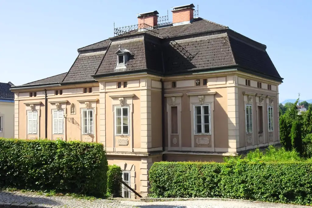 Zauberhafte Villa zum Renovieren auf 1.199 m² Grund samt Nebengebäude mit Garage im Stadtzentrum
