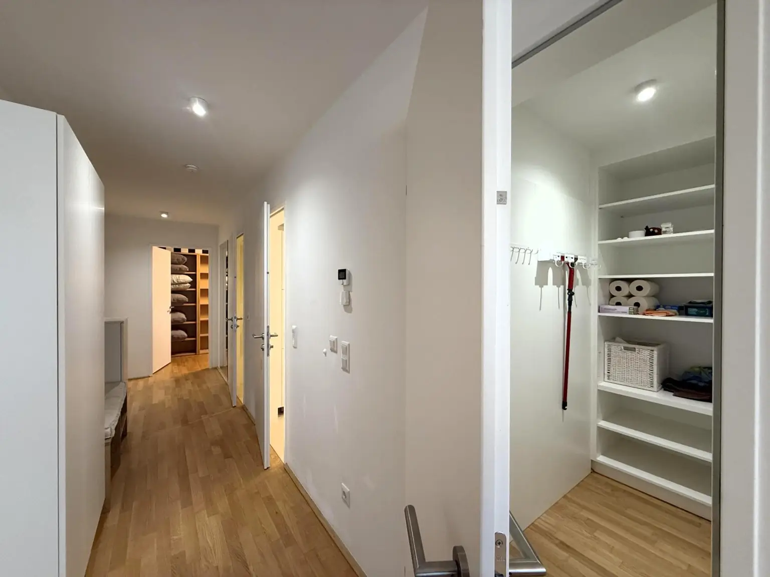 Exklusiv und komplett möblierte 3-Zimmer-Terrassenwohnung für gehob. Ansprüche // Excl. and fully furnished 3-room terr. apt for discerning tastes //