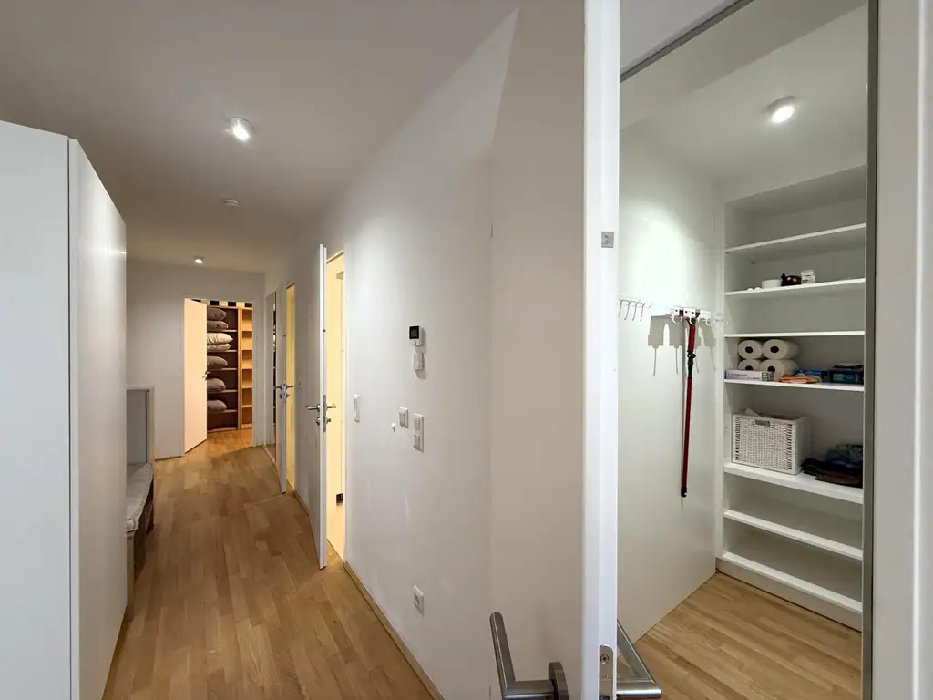 Exklusiv und komplett möblierte 3-Zimmer-Terrassenwohnung für gehob. Ansprüche // Excl. and fully furnished 3-room terr. apt for discerning tastes //