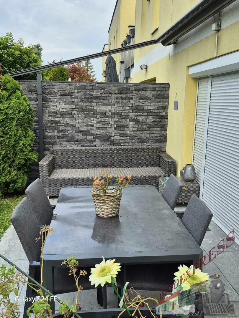 Modernes Eckeihenhaus mit Keller und mit Garten, Pool & Garage in Toplage von Münchendorf