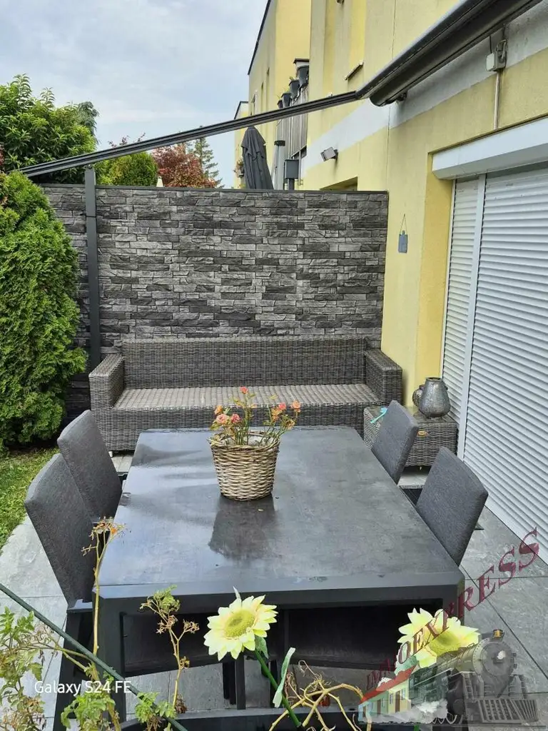 Modernes Eckeihenhaus mit Keller und mit Garten, Pool & Garage in Toplage von Münchendorf