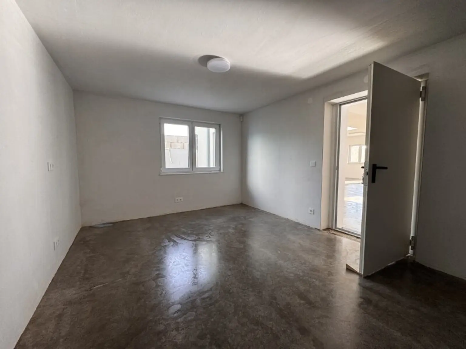 1A Gewerbebetrieb mit Halle und Büroräumen: Erstbezug mit Top-Ausstattung!