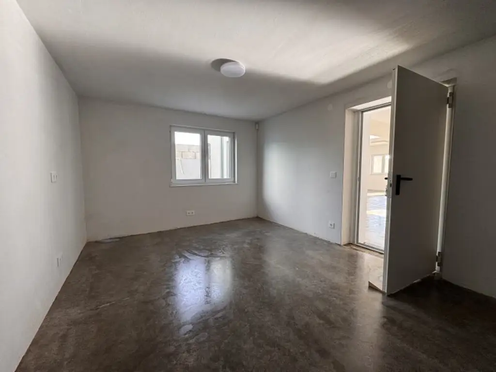 1A Gewerbebetrieb mit Halle und Büroräumen: Erstbezug mit Top-Ausstattung!