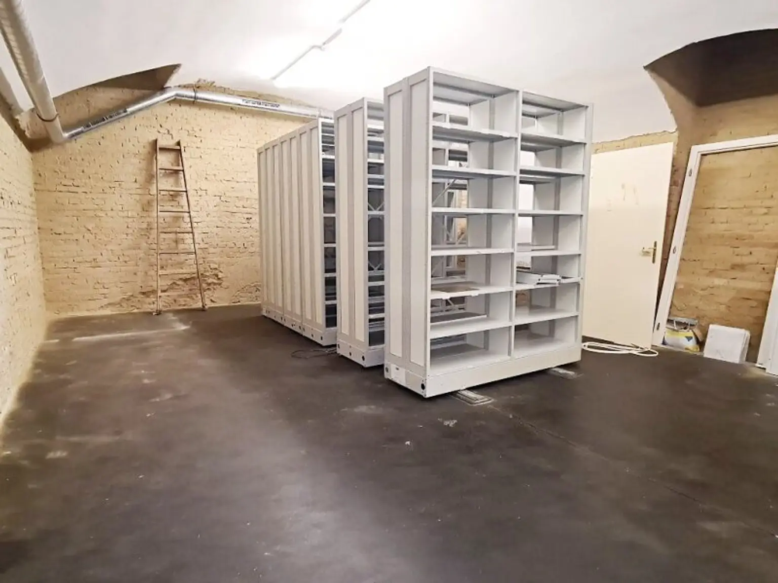 ESSLINGGASSE, BÖRSE-NÄHE, 85 m2 Lagerraum, Stromanschluss, Belüftung, Kellergeschoß ohne Aufzug