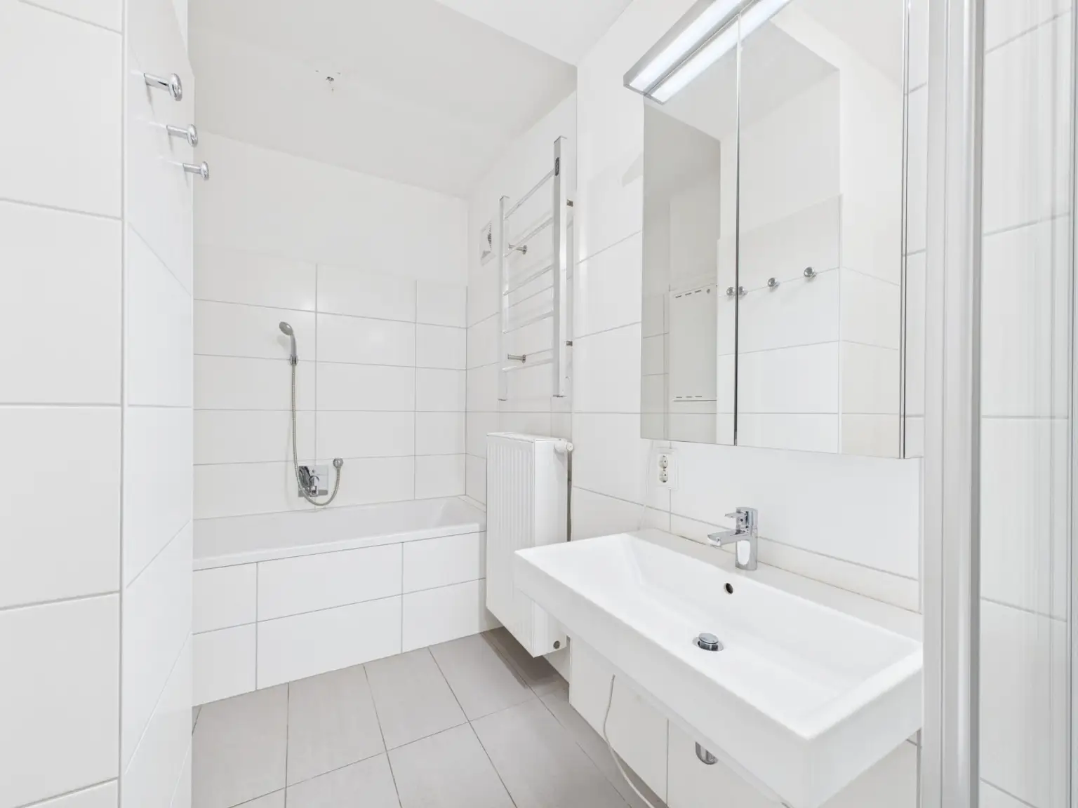 CAM04191G0-PR0076-STILL010