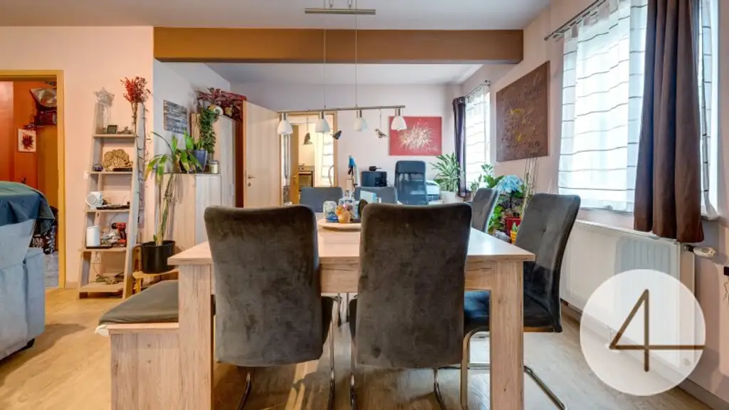 Ihr neues Zuhause: Stilvolles Einfamilienhaus mit Pool in ruhiger Lage