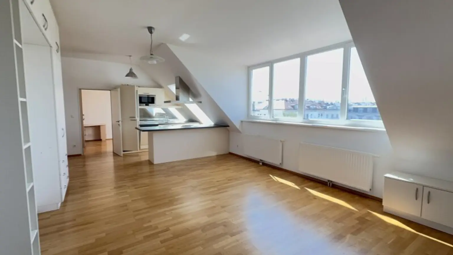 Unbefristete 4 Zimmer-Dachgeschosswohnung mit Dachterrasse ab sofort zur Anmietung frei!