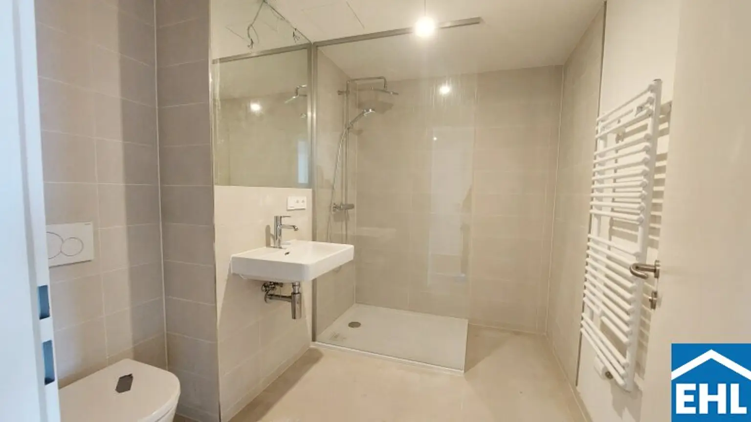 Erstbezug im VIENNA TWENTYTWO bei der U1 *Rooftop-Pool inklusive*