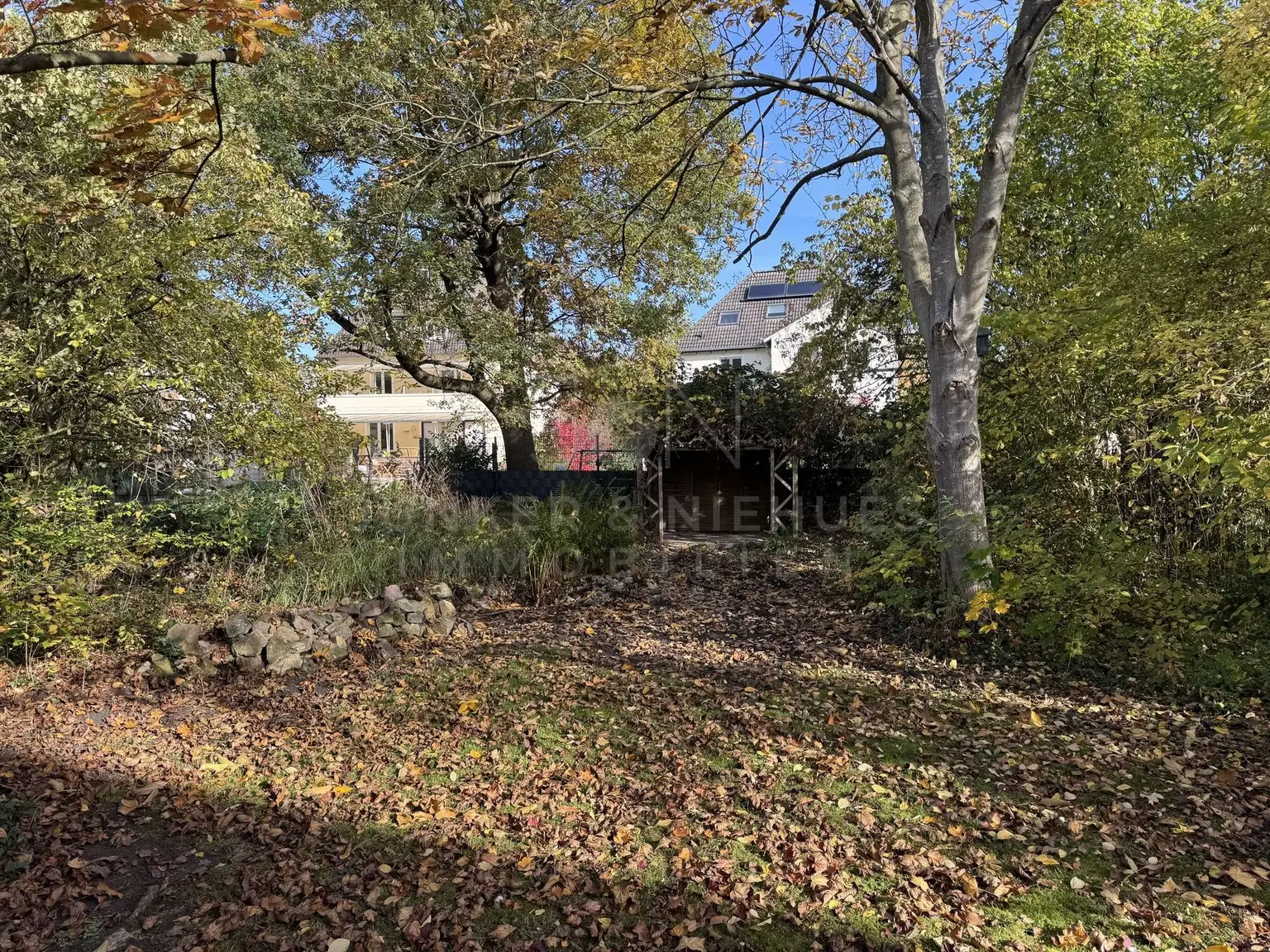 Garten mit überdachtem Freisitz