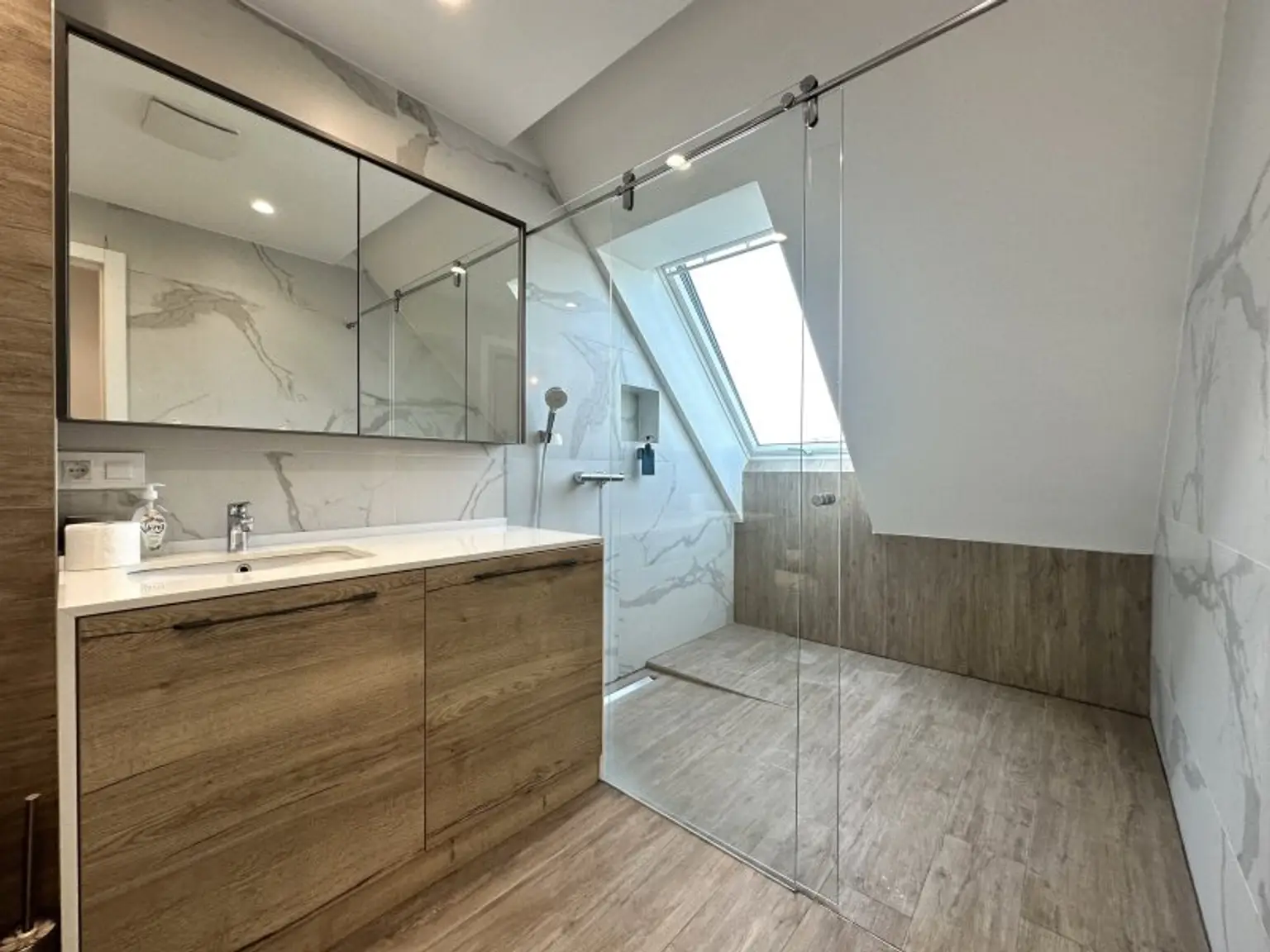 MÖBLIERTE WOHNUNG MIT DACHTERRASSE - MODERNSTE AUSSTATTUNG