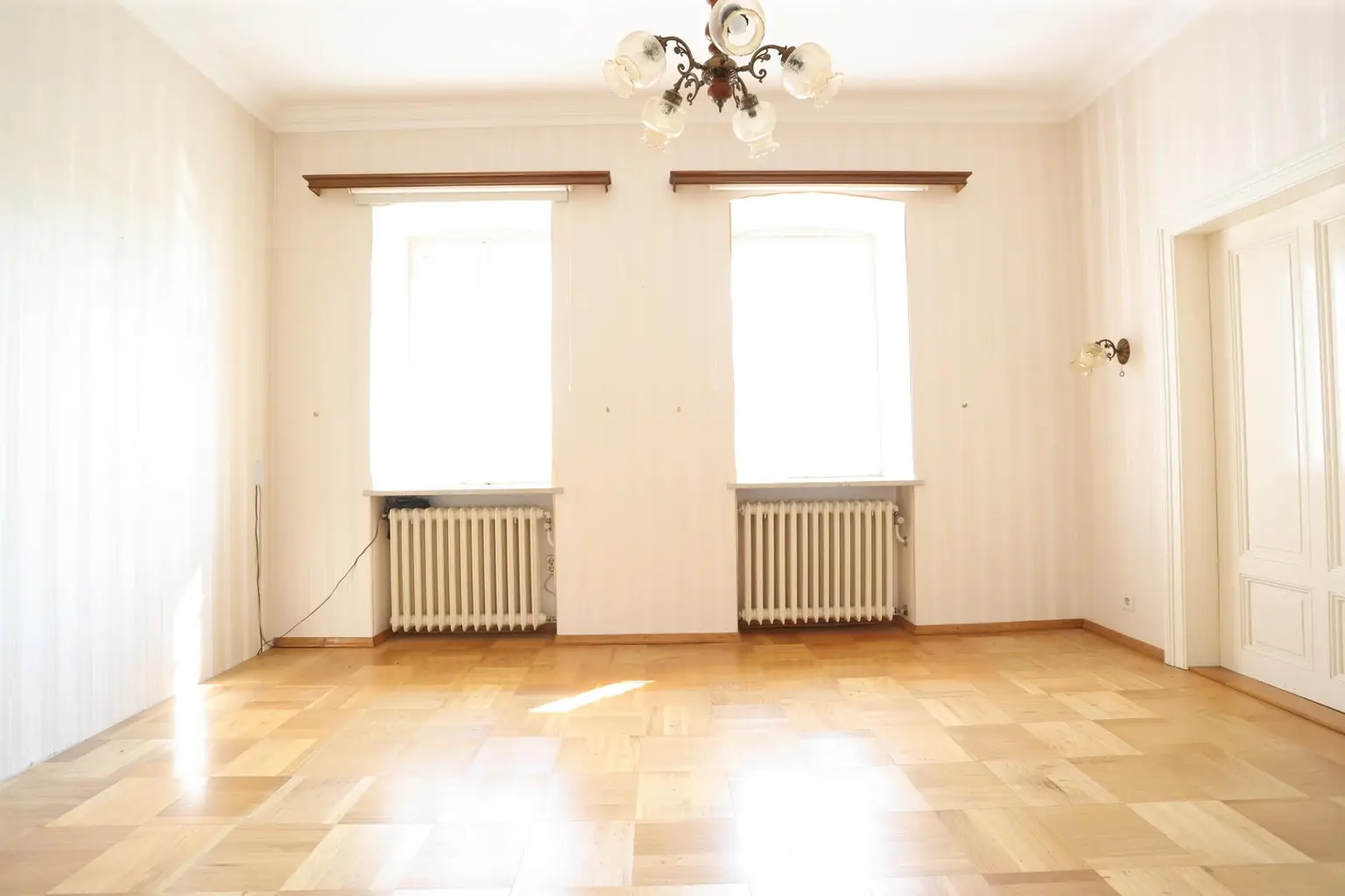 Zauberhafte Villa zum Renovieren auf 1.199 m² Grund samt Nebengebäude mit Garage im Stadtzentrum