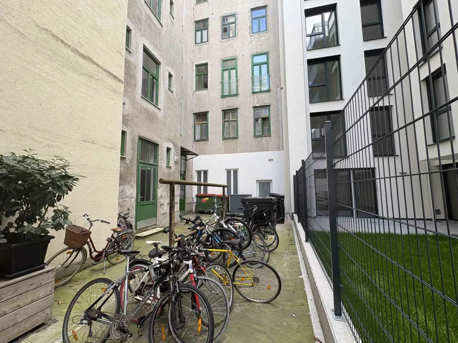 Top Lage und Anbindung  - 
Unbefristet vermietete 4-Zimmer-Wohnung