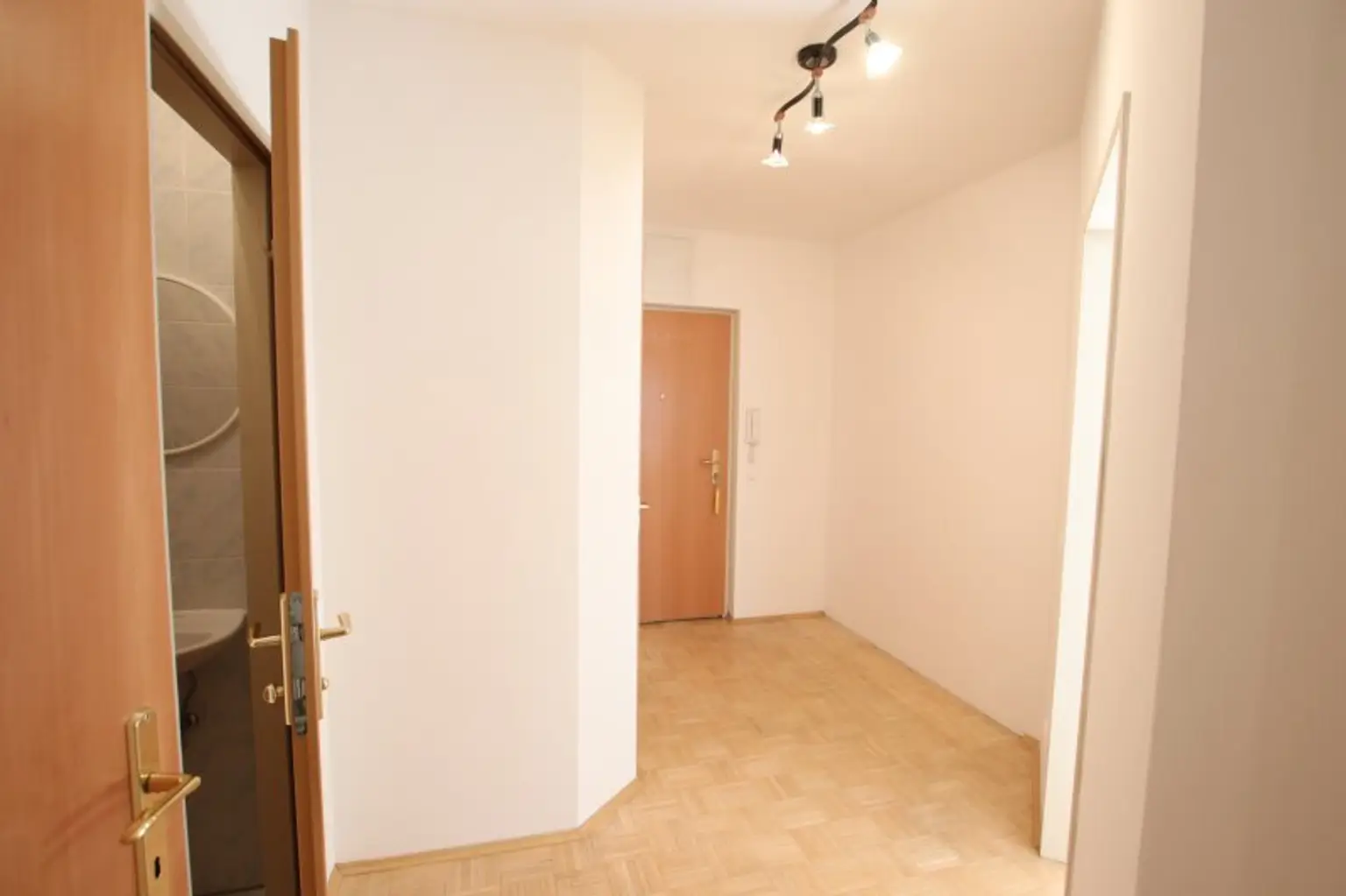 Junge & schöne 71,50m² 2 Zi City-Gartenwohnung mit 123m² Eigengarten & Tiefgarage am St. Veiter Ring