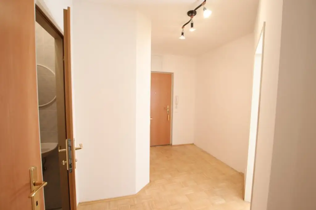 Junge & schöne 71,50m² 2 Zi City-Gartenwohnung mit 123m² Eigengarten & Tiefgarage am St. Veiter Ring