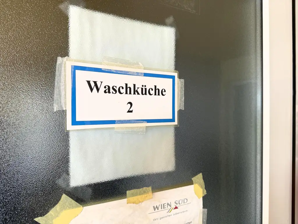 Eine helle, renovierungsbedürftige 3-Zimmer Wohnung // A bright 3-room apartment in need of renovation //