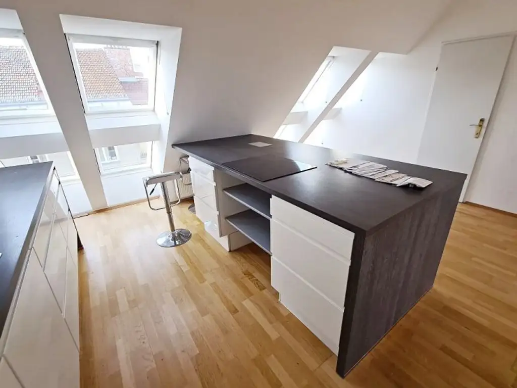 TERRASSENHIT, DACHGESCHOSS, 138 m2 Maisonette mit 45 m2 Terrasse, 3 Zimmer, Wohnküche, Wannenbad, Rembrandtstraße