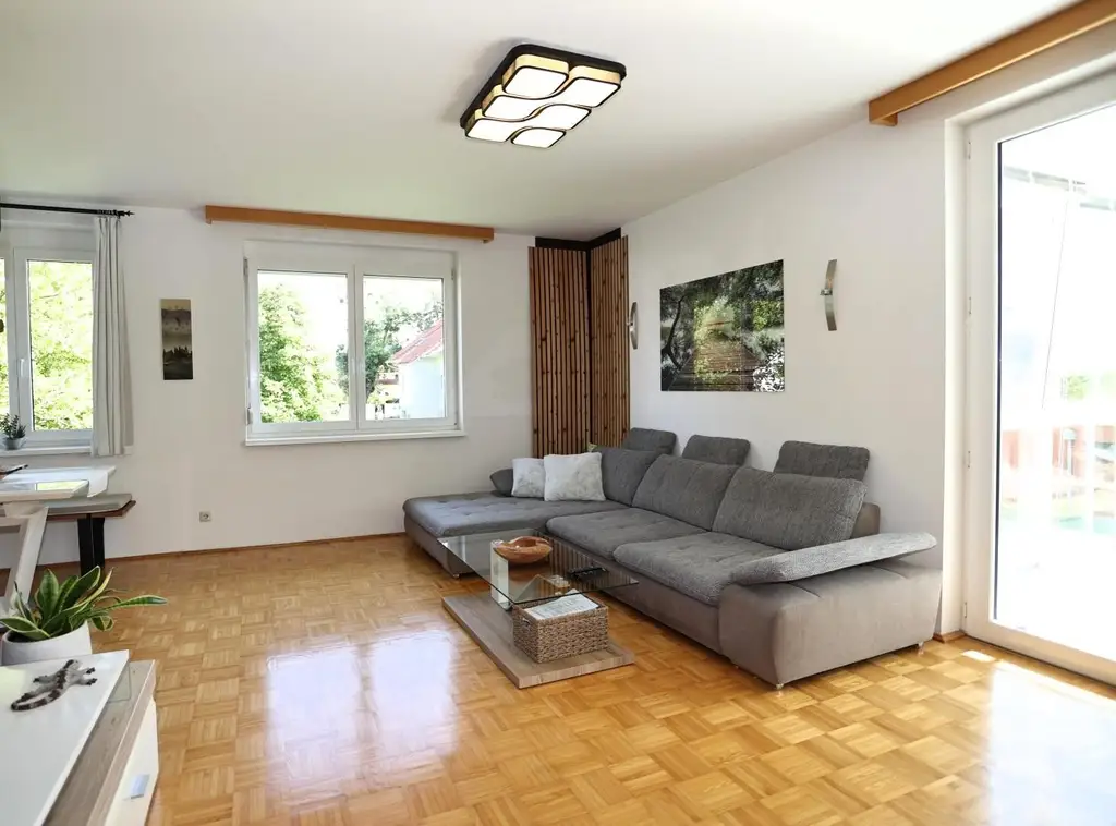 Lichtdurchflutete, möblierte 3-Raum-Eigentumswohnung mit PKW-Abstellplatz