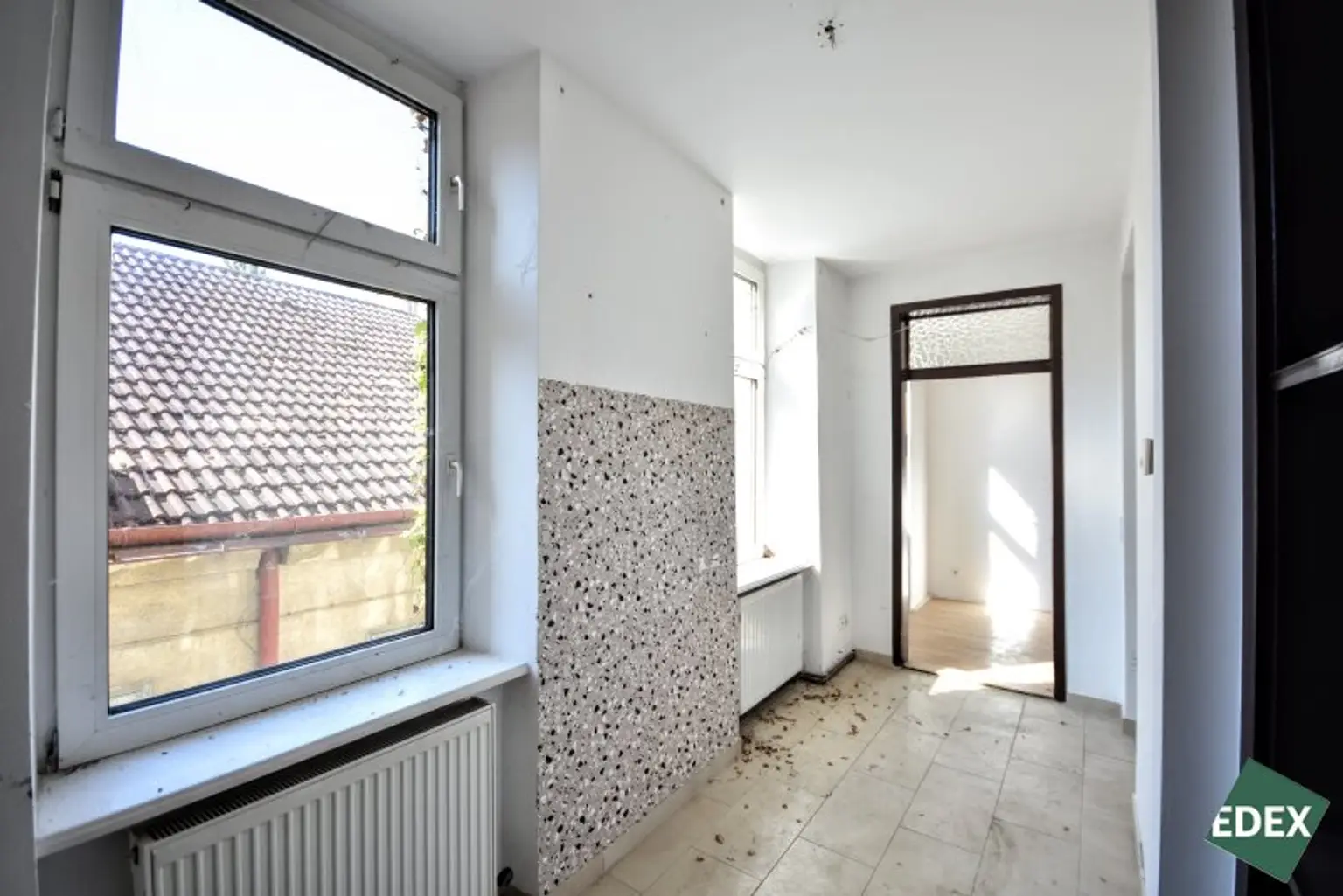 Altbau mit Charme – lichtdurchflutete Wohnung zum Sanieren