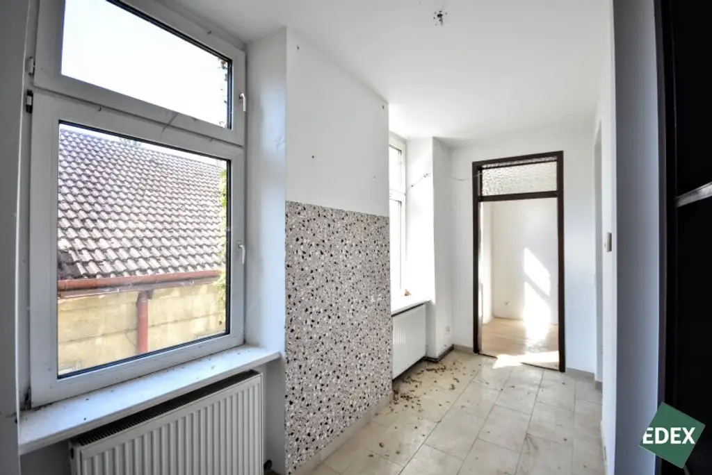 Altbau mit Charme – lichtdurchflutete Wohnung zum Sanieren