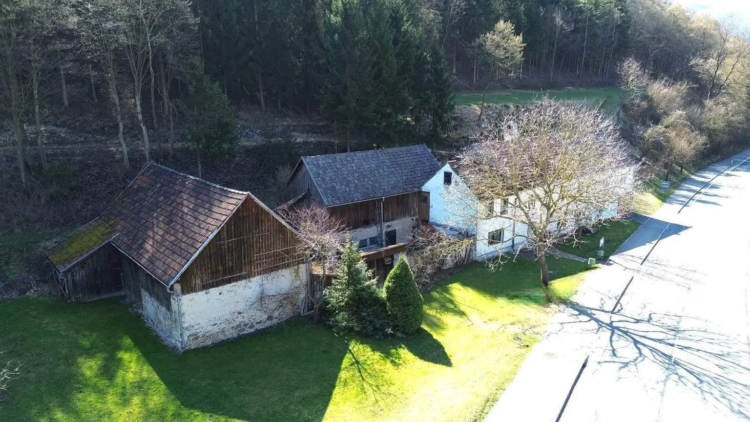 Wohnhaus mit Nebengebäude