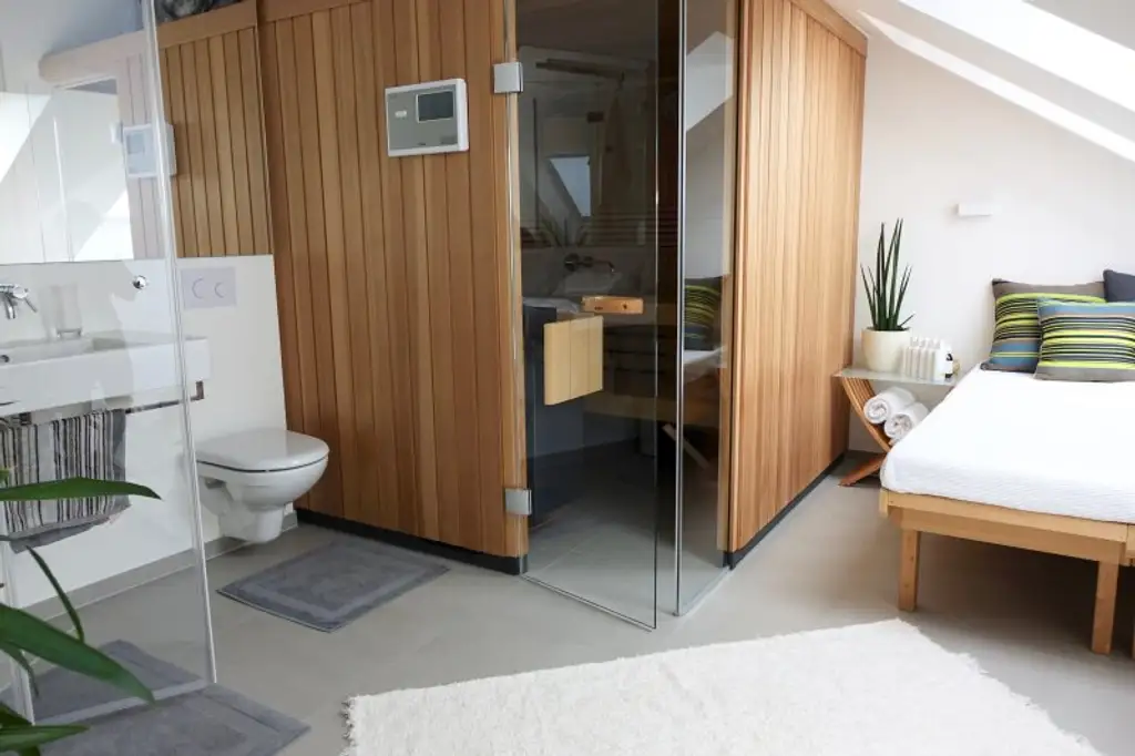 Altbau mit Terrasse und Wellness bei Schlosspark (U4)