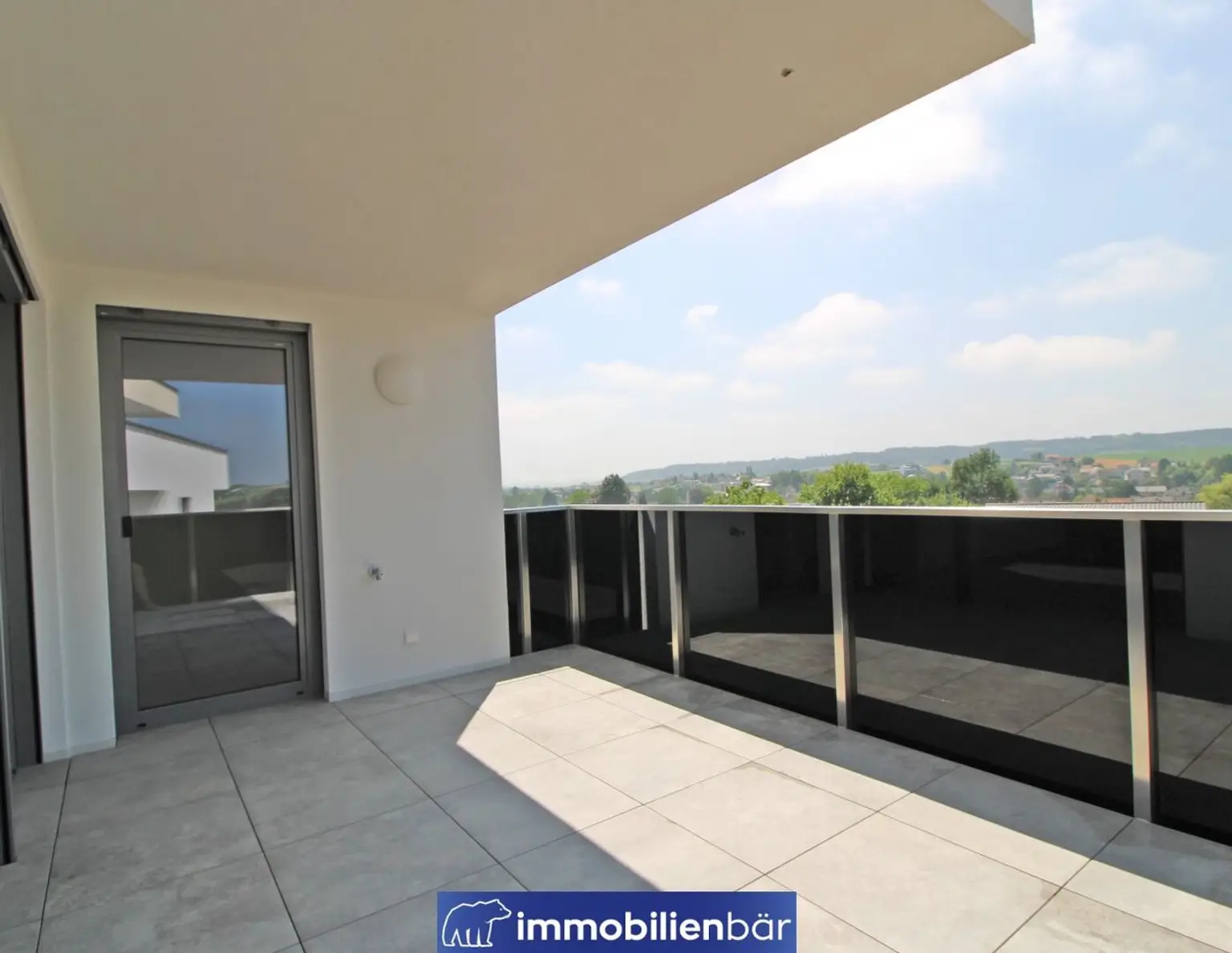 Moderne vermietete Traumwohnung in Top-Lage mit Balkon und Carport