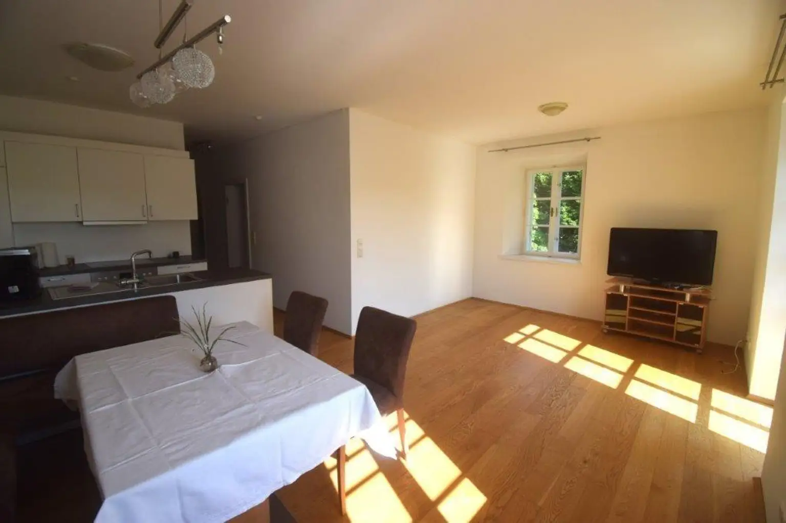 Wunderschöne 3-Zi-Wohnung in historischem Gebäude mit Balkon und Blick ins Grüne