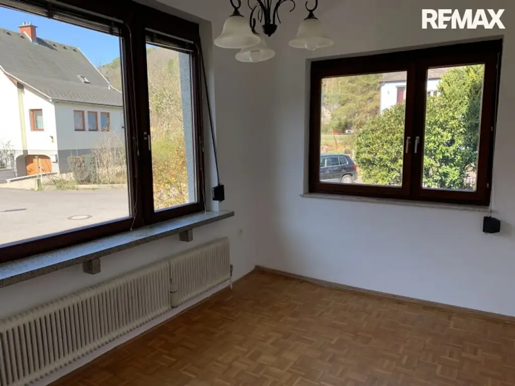 Charmantes Einfamilienhaus in Gloggnitz – Ihr neues Zuhause mit Garten und Garage!
