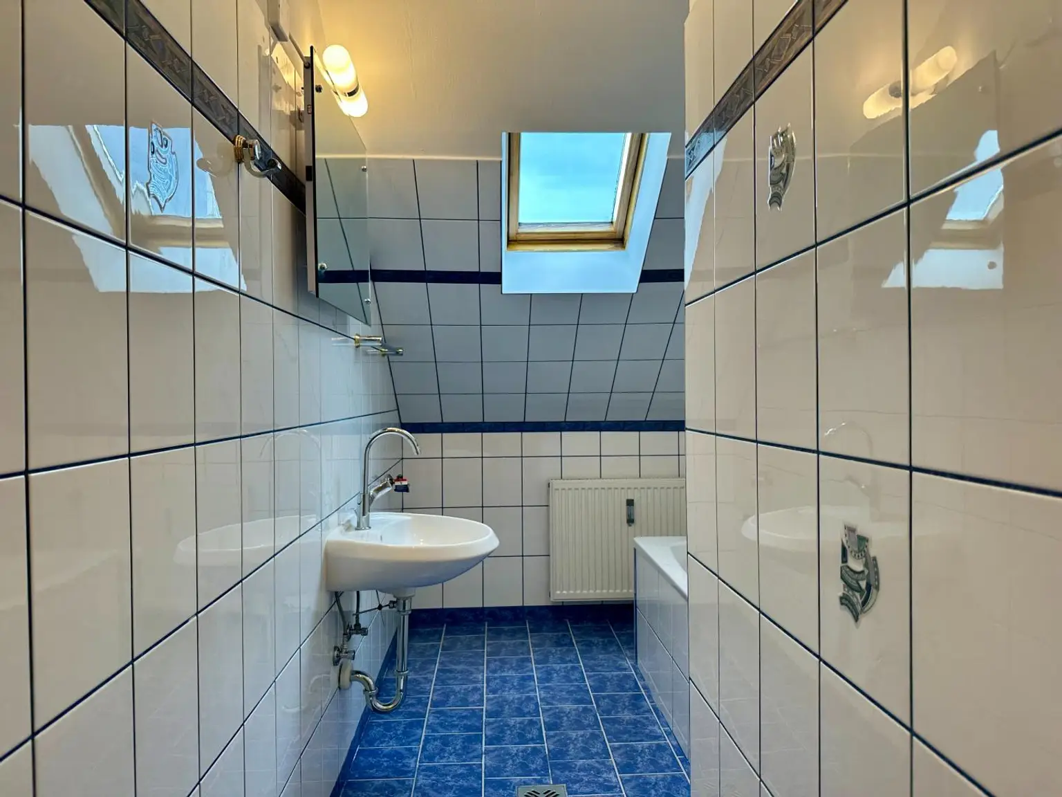 Bad mit Badewanne und Fenster