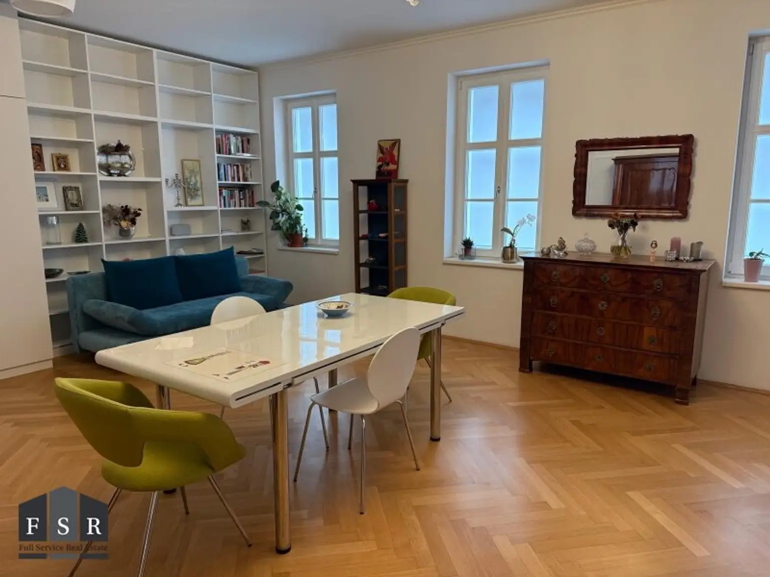 Alles da - Moderne und elegante Altbauwohnung mit Balkon in bester Lage + 1x Garagenplatz und Einbauküche im Preis inkludiert