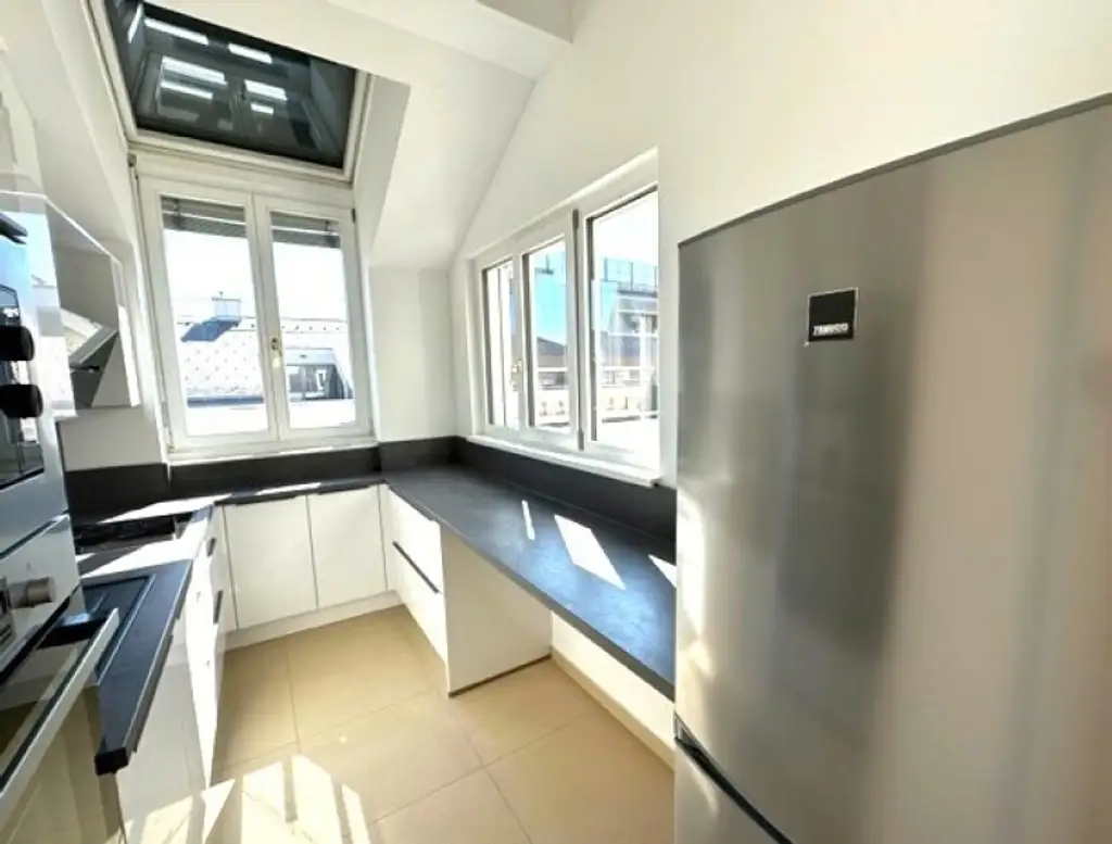 BÖRSE-NÄHE, klimatisiertes 98 m2 Dachgeschoss mit 9 m2 Terrasse, 3 Zimmer, Extraküche, 2 Bäder, Gonzagagasse